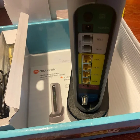 Motorola AC1900 WiFi Router with Modem - Picture 1 of 7